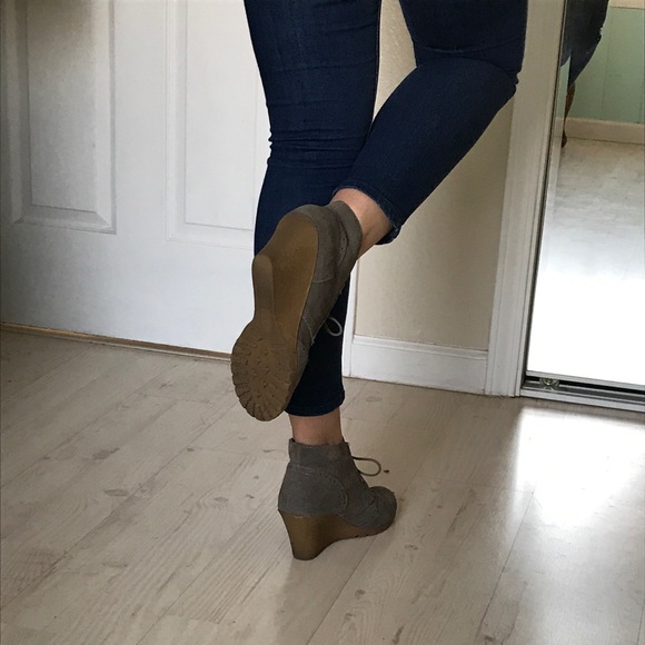 Mia gray felt wedges. Tan rubber sole. Size 9 - Picture 5 of 6